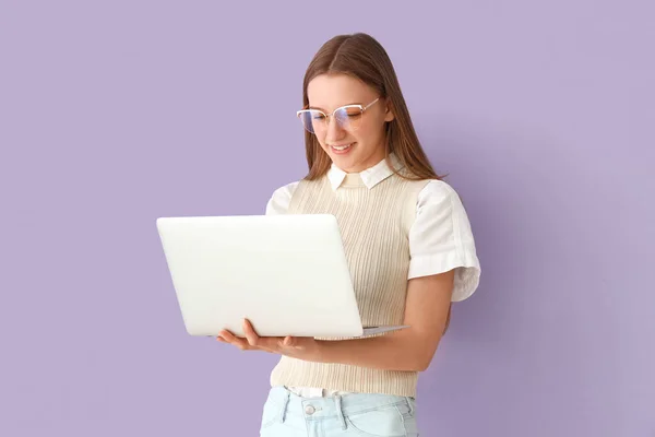Studentin Studiert Mit Laptop Auf Fliederfarbenem Hintergrund — Stockfoto