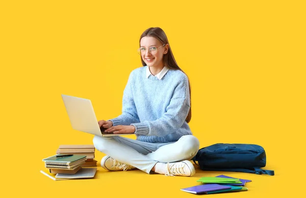 Studentin Studiert Mit Laptop Auf Gelbem Hintergrund — Stockfoto