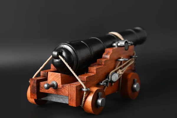 Spielzeugmodell Der Kanone Auf Schwarzem Hintergrund — Stockfoto