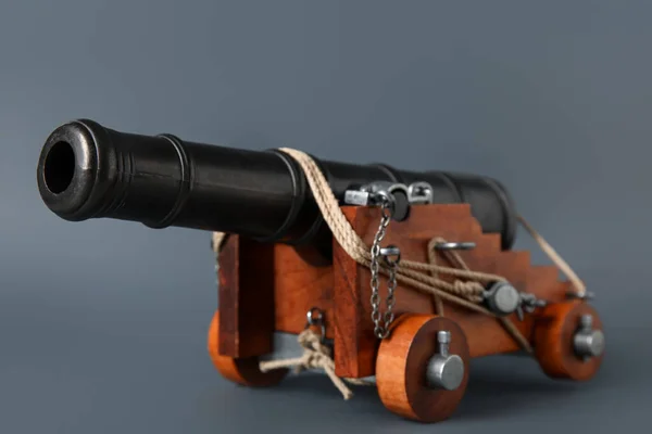 Spielzeugmodell Der Kanone Auf Dunklem Hintergrund — Stockfoto