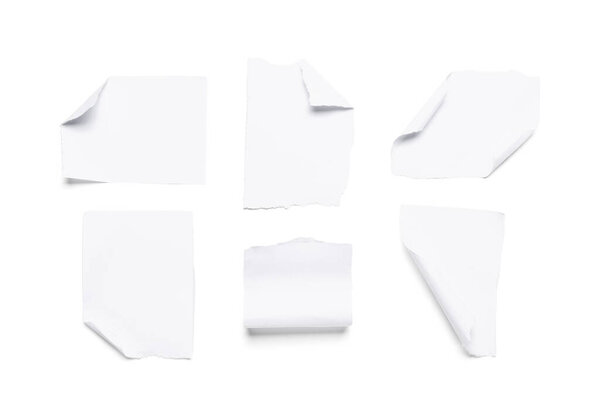 Разорванные листы бумаги изолированы на белом фоне