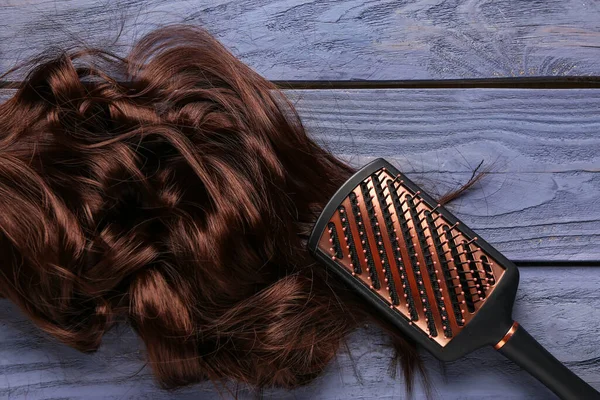 Cheveux Bruns Frisés Avec Brosse Sur Fond Bois Violet — Photo