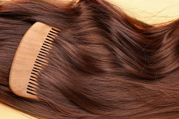 Brązowe Włosy Grzebieniem Żółtym Tle — Zdjęcie stockowe