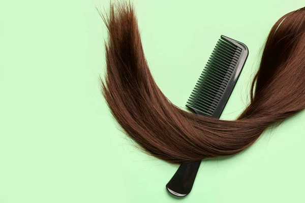Cheveux Bruns Avec Peigne Sur Fond Vert — Photo