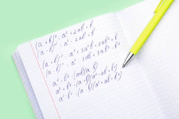 Copybook Com Fórmulas Matemáticas Caneta Sobre Fundo Verde — Fotografia de Stock