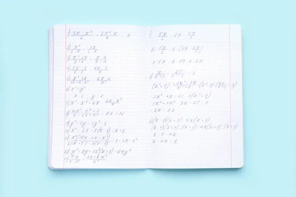 Copybook Con Fórmulas Matemáticas Sobre Fondo Azul — Foto de Stock