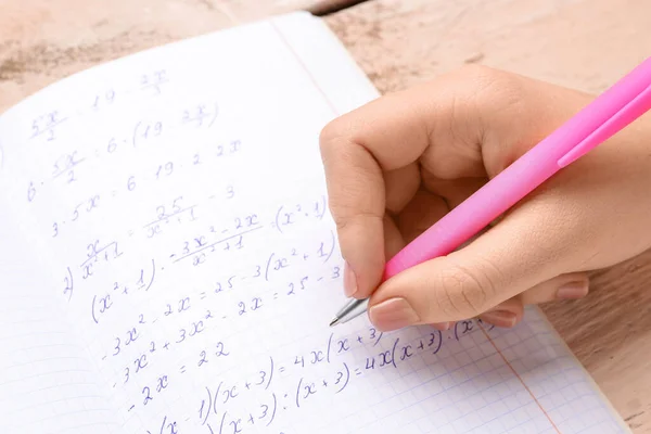 Frau Schreibt Mathe Formeln Textbuch Mit Stift Nahaufnahme — Stockfoto