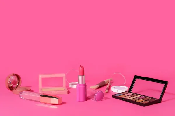 口紅とピンクの背景に異なる化粧品 — ストック写真