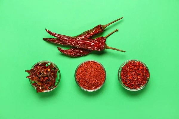 Torr Varm Chili Paprika Och Skålar Med Kryddor Grön Bakgrund — Stockfoto