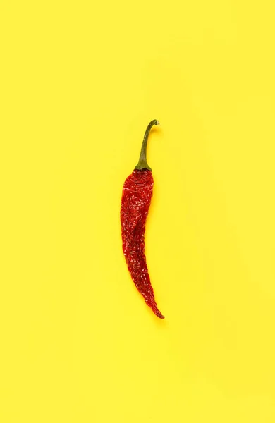 Wytrawny Pieprz Chili Żółtym Tle — Zdjęcie stockowe