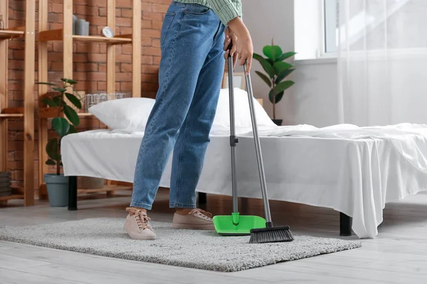 Young Woman Sweeping Floor Bedroom — Stock Photo, Image