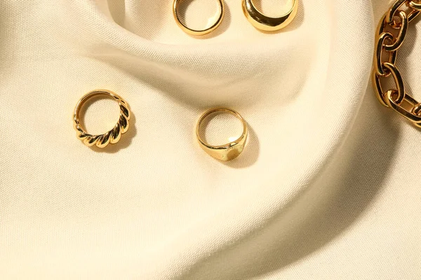 Piękne Pierścienie Bransoletka Białym Tle Tkaniny — Zdjęcie stockowe