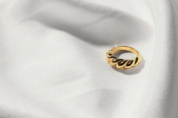 Piękny Pierścień Białym Tle Tkaniny — Zdjęcie stockowe