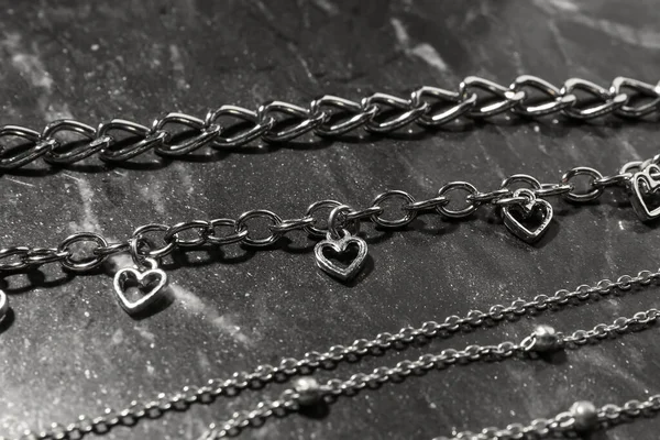 Красивые Цепи Ожерелья Темном Фоне — стоковое фото