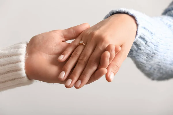 Verlobtes Paar Hält Händchen Auf Hellem Hintergrund Nahaufnahme — Stockfoto