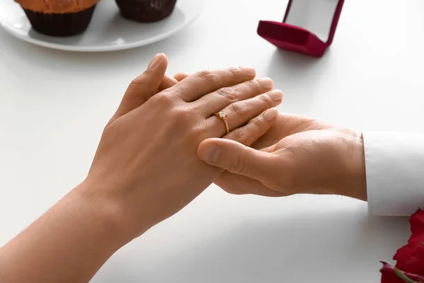 Zaręczona Para Trzymająca Się Ręce Przy Stole Zbliżenie — Zdjęcie stockowe