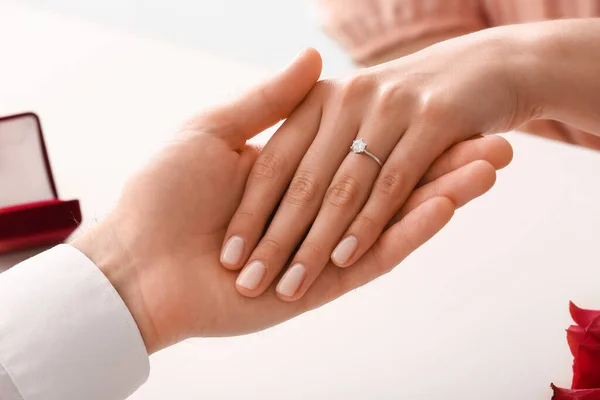 Verlobtes Paar Händchen Haltend Tisch Nahaufnahme — Stockfoto