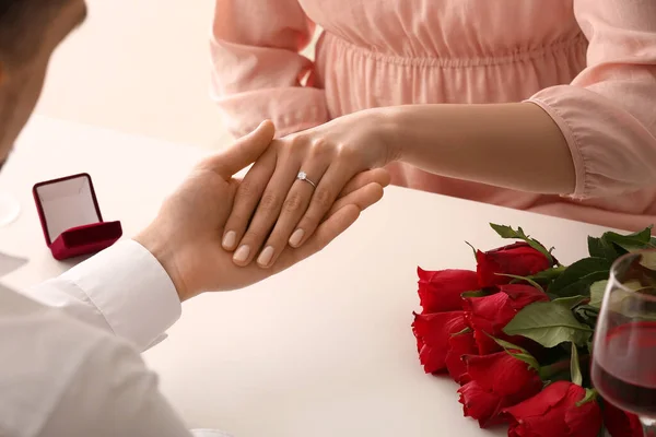 Förlovade Par Håller Händerna Vid Bordet Närbild — Stockfoto