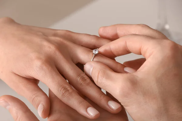 손가락에 약혼반지를 끼우는 — 스톡 사진
