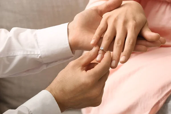 Erkek Kadının Parmağına Nişan Yüzüğü Takıyor Yakın Plan — Stok fotoğraf