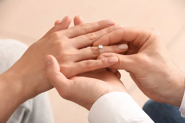 Mężczyzna Zakładający Pierścionek Zaręczynowy Palec Kobiety Zbliżenie — Zdjęcie stockowe