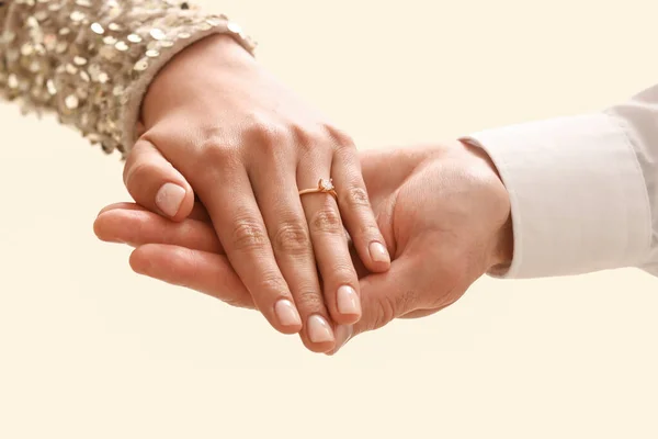 Förlovade Par Håller Hand Närbild — Stockfoto