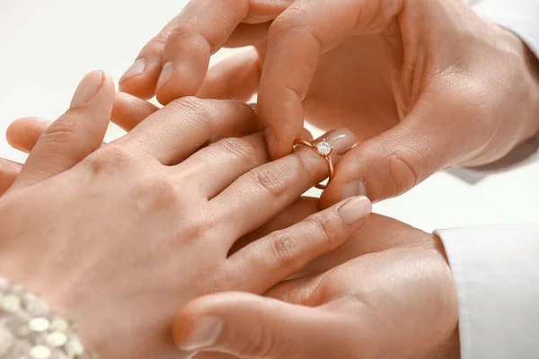 Άντρας Που Βάζει Δαχτυλίδι Αρραβώνων Στο Δάχτυλο Της Γυναίκας Κοντινό — Φωτογραφία Αρχείου