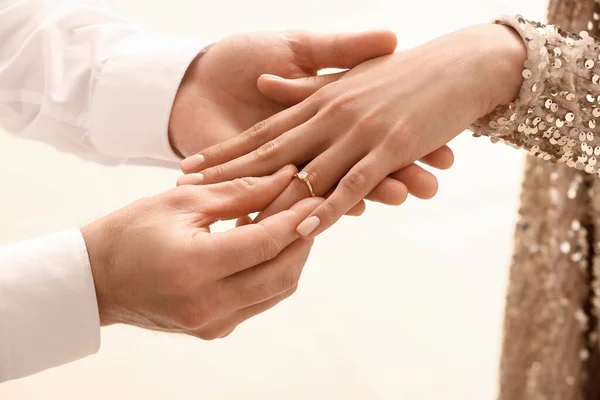 Man Zet Verlovingsring Vinger Van Vrouw Close — Stockfoto