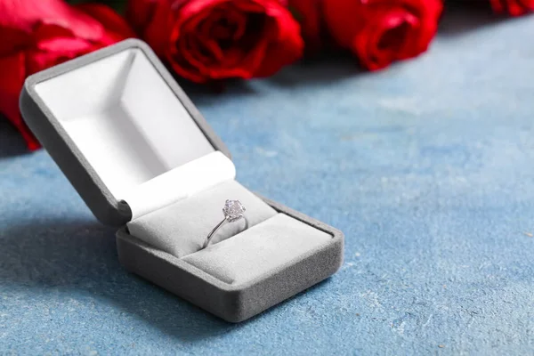 Krabička Zásnubním Prstenem Růžemi Modrém Pozadí Detailní Záběr — Stock fotografie