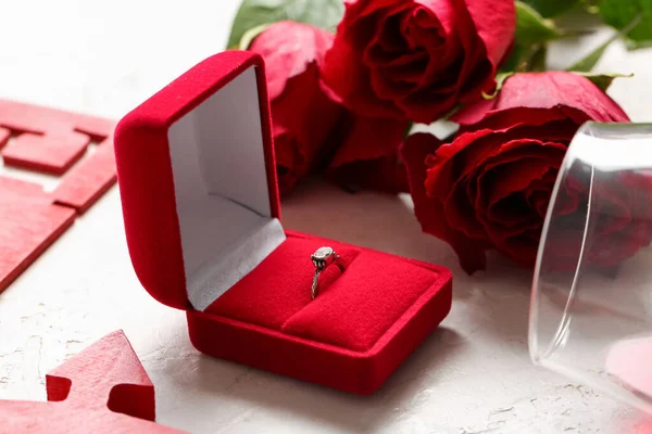 Коробка Обручкою Келихом Вина Трояндами Білому Тлі — стокове фото