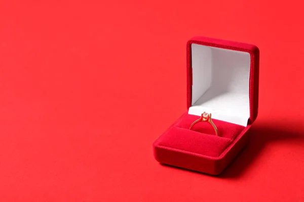 Box Med Förlovningsring Och Röd Bakgrund — Stockfoto