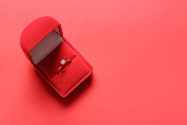 Doos Met Verlovingsring Rode Achtergrond — Stockfoto