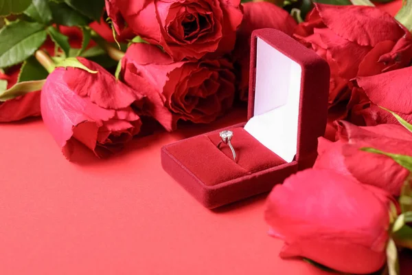 Κουτί Δαχτυλίδι Αρραβώνων Και Τριαντάφυλλα Κόκκινο Φόντο — Φωτογραφία Αρχείου