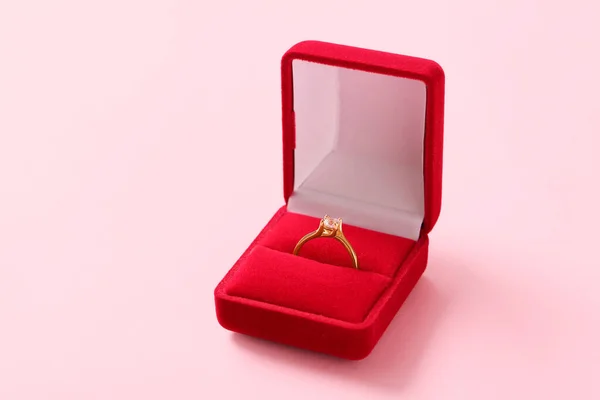 Krabice Zásnubním Prstenem Růžovém Pozadí — Stock fotografie