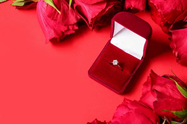 Box Mit Verlobungsring Und Rosen Auf Rotem Hintergrund — Stockfoto