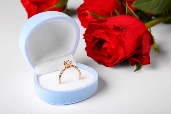 有订婚戒指和白色背景玫瑰的盒子 — 图库照片