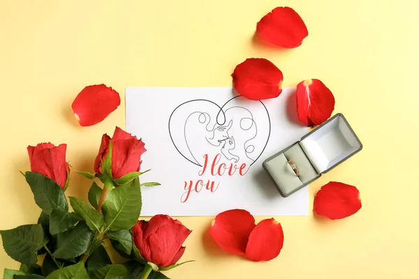 Коробка Обручкою Листівка Троянди Бежевому Фоні — стокове фото