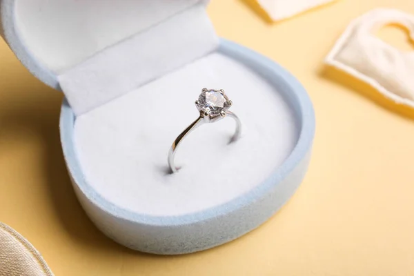 有订婚戒指和米色背景心的盒子 — 图库照片