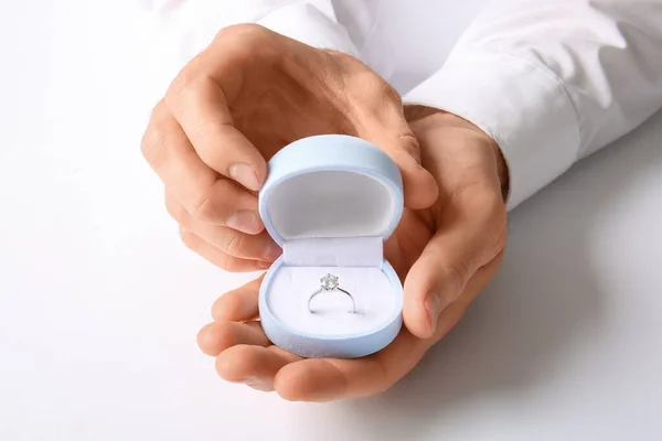 白地に婚約指輪の入った箱を持った男が近づいてくる — ストック写真