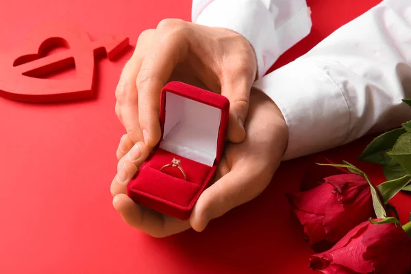 Άντρας Δαχτυλίδι Αρραβώνων Τριαντάφυλλα Και Καρδιά Κόκκινο Φόντο — Φωτογραφία Αρχείου