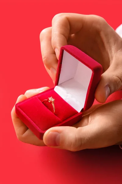 Uomo Che Tiene Scatola Con Anello Fidanzamento Sfondo Rosso Primo — Foto Stock