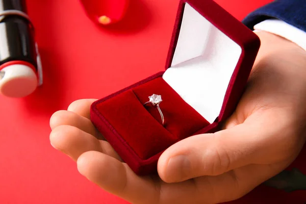 Muž Drží Box Zásnubním Prstenem Červeném Pozadí Detailní Záběr — Stock fotografie