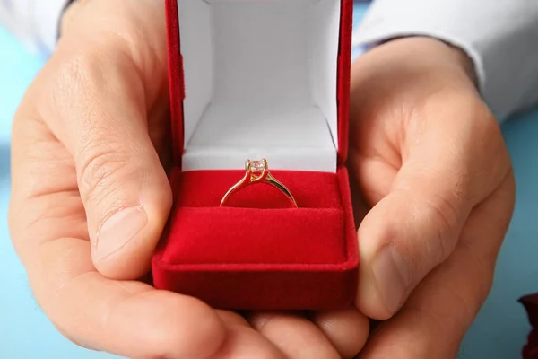 Mann Mit Verlobungsring Auf Blauem Hintergrund Nahaufnahme — Stockfoto