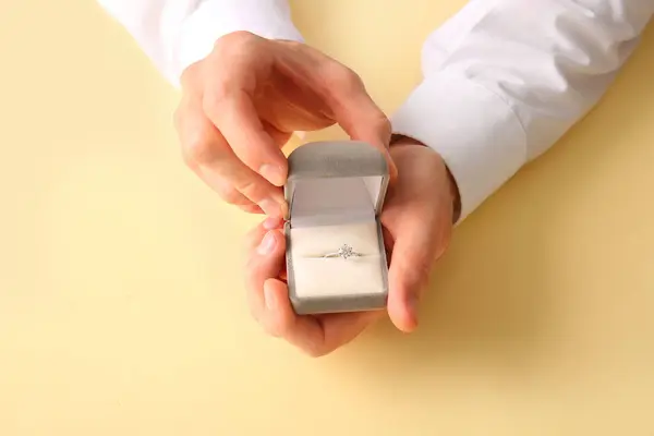男ホールディングボックスとともに婚約指輪上のベージュ — ストック写真