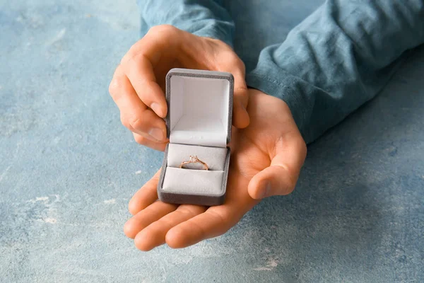 Man Holding Box Engagement Ring Blue Background — Stock Photo, Image
