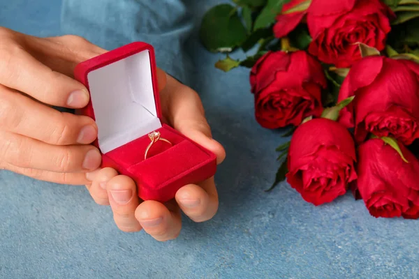 Mann Mit Verlobungsring Und Rosen Auf Blauem Hintergrund Nahaufnahme — Stockfoto