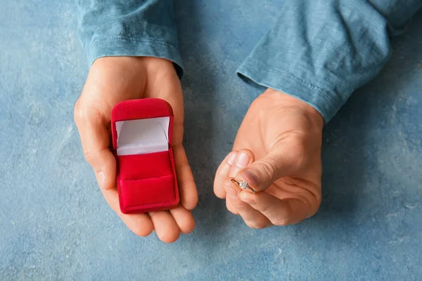 Férfi Holding Box Eljegyzési Gyűrű Kék Háttér — Stock Fotó