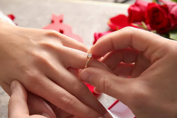 Erkek Kadının Parmağına Nişan Yüzüğü Takıyor Yakın Plan — Stok fotoğraf