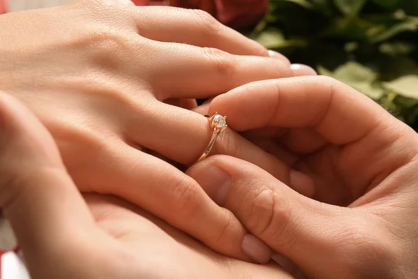 男人把订婚戒指戴在女人的手指上 — 图库照片