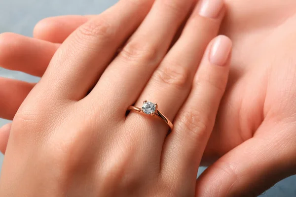 Verlobtes Paar Hält Händchen Auf Blauem Hintergrund Nahaufnahme — Stockfoto